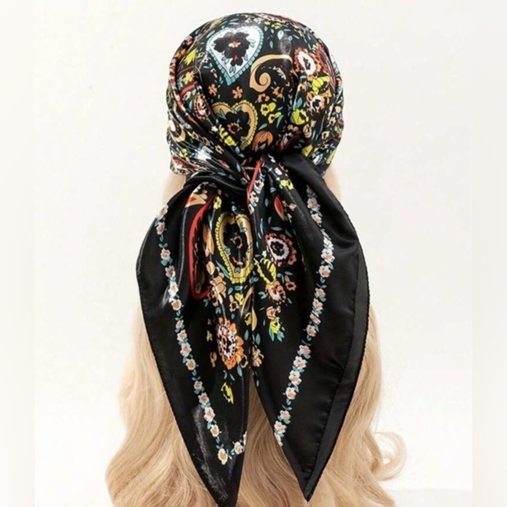 ✨NWT Floral Black imitation Silk Scarf